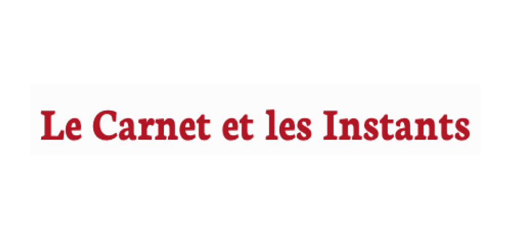 Logo de "Le Carnet et les Instants" sur fond rose texturé.
